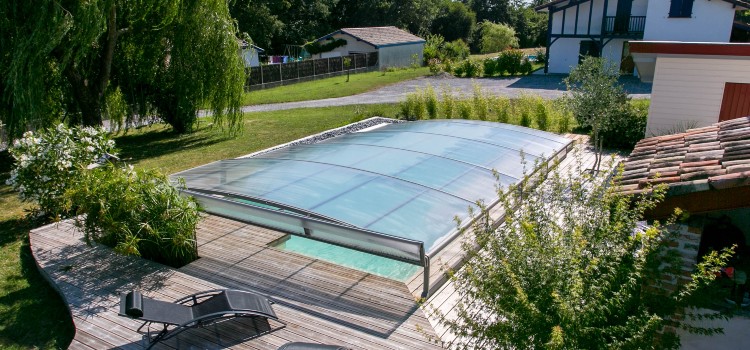 Que choisir entre une véranda et un abri de piscine ?