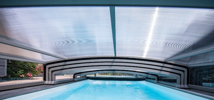 Abri de piscine en aluminium : choisir un abri de piscine métallique